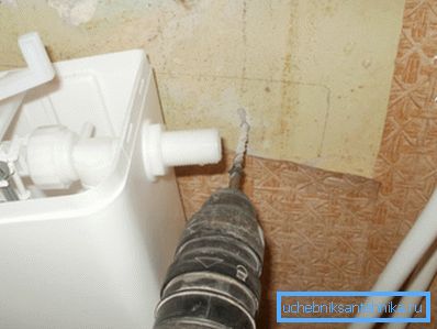 Montarea rezervorului de plastic pe suprafața peretelui Montarea rezervorului de plastic pe suprafața peretelui