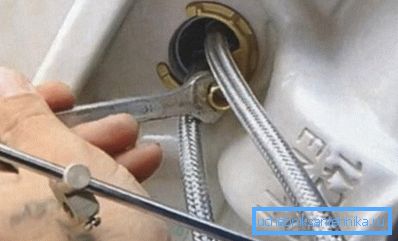 Instalarea sursei de alimentare cu apă la chiuvetă