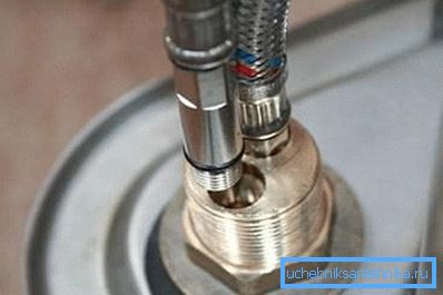 Montarea furtunurilor în mixer. Montarea furtunurilor în mixer.