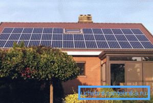 Instalarea panourilor solare pe acoperiș.