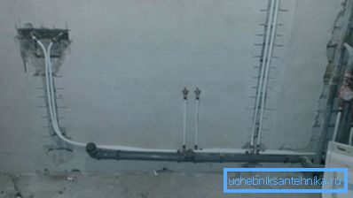 Instalarea țevilor pentru mixer în baie pe perete de cărămidă