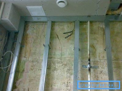 Instalarea conductei într-un zid fals