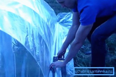 Instalarea filmului celofan pe scheletul de seră