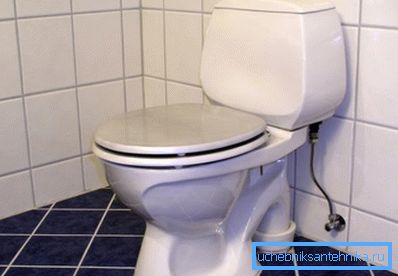 Instalarea unui vas de toaletă al unui sistem compact pe un pod din placi ceramice. Instalarea unui vas de toaletă al unui sistem compact pe un pod din placi ceramice.