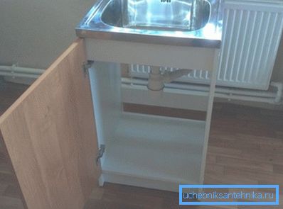 Sink instalat, rămâne doar pentru a conecta la canal și de alimentare cu apă