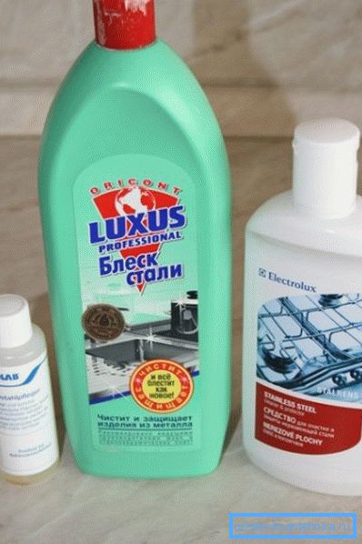 Detergenții lichizi și gel sunt cea mai bună metodă de a spăla o chiuvetă din oțel inoxidabil.