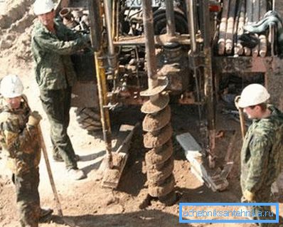 În traseul cu burghiu de foraj În traseul cu burghiu de foraj