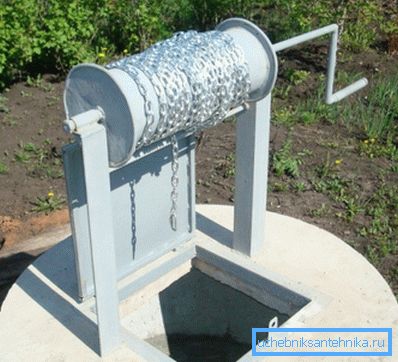 Fotografia prezintă o copertă metalică pătrată.