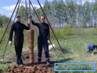 În fotografie - un șurub suspendat, care permite fabricarea puțurilor de până la 30 de metri adâncime