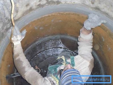 În fotografie - sigilarea cusăturilor de inele de beton În fotografie - sigilarea cusăturilor de inele de beton