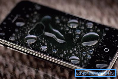Pe fotografie este un iPhone care tocmai a fost în toaletă.