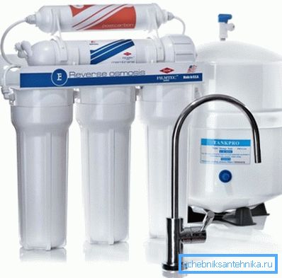 În sistemul de filtrare a apei potabile de la domiciliu.