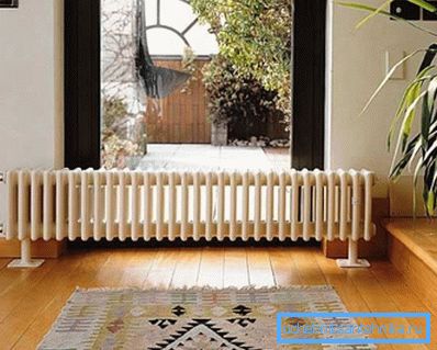 Fotografia arată un radiator montat pe podea.