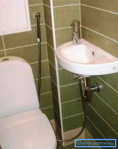 În fotografie - capul de duș pentru bideu este conectat la chiuvetă