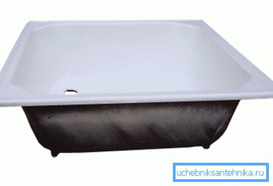 În fotografie: o tavă adâncă de fier de duș 90x90 poate fi folosită ca o baie pentru un copil, ceea ce este foarte convenabil