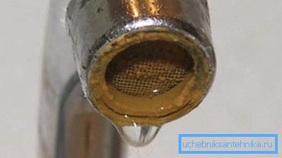 Fotografia prezintă un precipitat galben caracteristic de oxizi de fier.