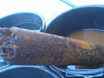 Fotografia arată în mod clar nămolul depozitat pe corpul navei. Fotografia arată în mod clar nămolul depozitat pe corpul navei.