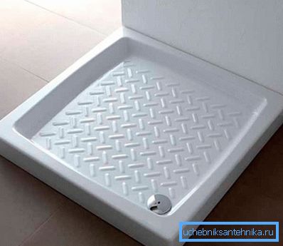 Pe fotografie este un produs ceramic cu bandă anti-alunecare. Pe fotografie este un produs ceramic cu bandă anti-alunecare.