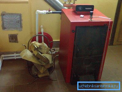 Fotografia prezintă un boiler conectat la sistem.