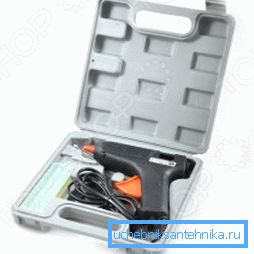 Fotografia prezintă o unealtă specială - o pistol pentru lipici (lucrul este convenabil, poate fi util în gospodărie) Fotografia prezintă o unealtă specială - o pistol pentru lipici (lucrul este convenabil, poate fi util în gospodărie)