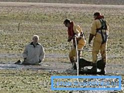 Fotografia arată salvatorii care au venit în ajutorul unui bărbat care a rămas în flăcări.