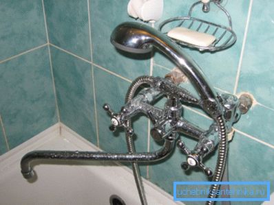 În fotografie - sanitare clasice sovietice pentru duș. În fotografie - sanitare clasice sovietice pentru duș.