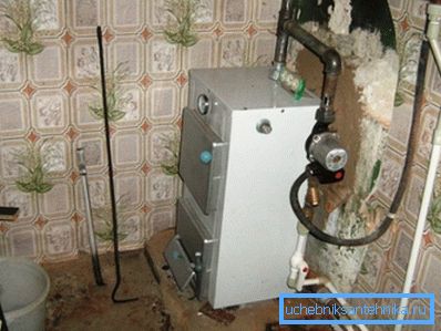 Fotografia prezintă un boiler și un rezervor de expansiune instalat la diferite înălțimi pentru circulația naturală.
