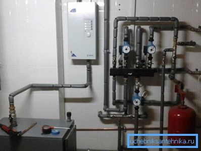 În fotografie - un cazan cu două cazane de încălzire instalate În fotografie - un cazan cu două cazane de încălzire instalate
