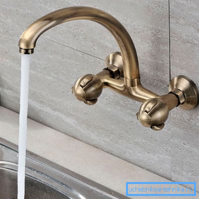 Foto: robinetul pentru pereți de bucătărie se potrivește perfect în interiorul clasic