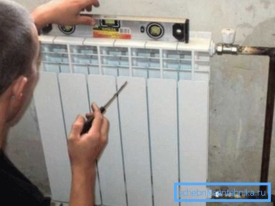 În fotografie - montarea radiatorului