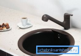 În fotografie: o chiuvetă de 40 cm poate fi rotundă dacă este potrivită pentru bucătăria dvs. În fotografie: o chiuvetă de 40 cm poate fi rotundă dacă este potrivită pentru bucătăria dvs.