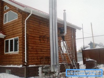 În ventilația foto-exterioară a unei case din lemn din țevi metalice.