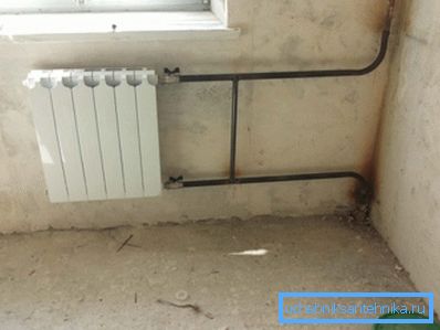 În fotografie - o versiune puțin mai complicată a instalării radiatorului cu instalarea supapelor de oprire.