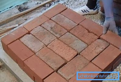 Fotografia prezintă prima și a doua rânduri ale unui cuptor solid din cărămidă.