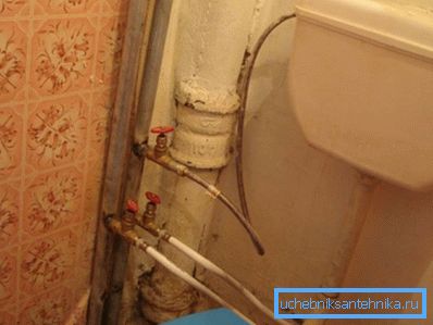 În fotografie - alimentare cu apă în apartament. 15 mm este diametrul cel mai frecvent utilizat. În fotografie - alimentare cu apă în apartament. 15 mm este diametrul cel mai frecvent utilizat.