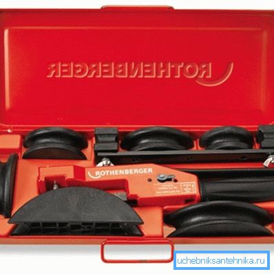 Fotografia prezintă un set de instrumente manuale pentru lucrul cu materiale plastice metalice.