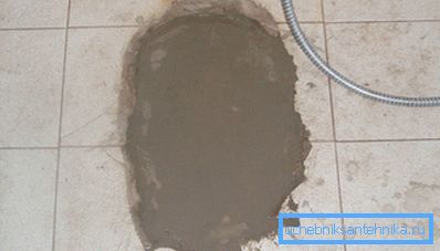 Fotografia prezintă un exemplu de restaurare a pardoselii folosind mortar de ciment. Fotografia prezintă un exemplu de restaurare a pardoselii folosind mortar de ciment.
