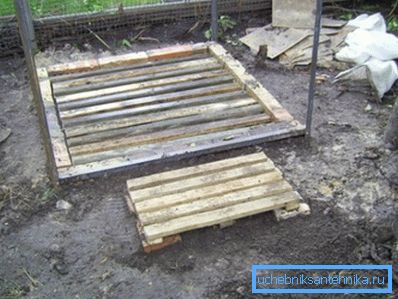 Fotografia prezintă procesul de realizare a fundației plăcilor de podea. Fotografia prezintă procesul de realizare a fundației plăcilor de podea.