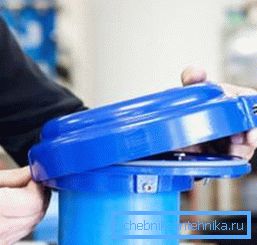 Fotografia prezintă procesul de combinare a părților inferioare și superioare ale corpului.