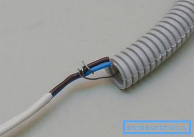 Fotografia prezintă metoda de fixare a capătului firului la sonda de sârmă înainte de a strânge manșonul.