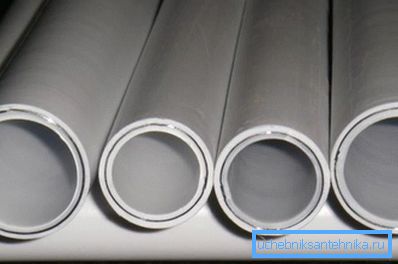 Fotografia prezintă secțiunea de capăt a țevii de metal-plastic. Fotografia prezintă secțiunea de capăt a țevii de metal-plastic.