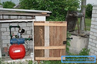 Fotografia prezintă o variantă a organizării sistemelor autonome de sistem de alimentare cu apă din țară din fântână.