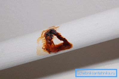Fotografia arată cum corodarea distruge o țeavă de oțel. Fotografia arată cum corodarea distruge o țeavă de oțel.