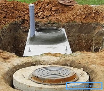 Fotografia afișează dispozitivul rezervorului septic și filtrul din inele din beton armat. Fotografia afișează dispozitivul rezervorului septic și filtrul din inele din beton armat.