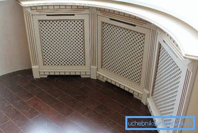 Fotografia prezintă un ecran radiator semicircular în interior.