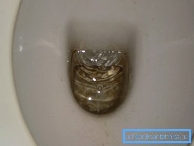 În fotografie: o scurgere constantă cauzează o utilizare excesivă a apei și produce zgomot constant.