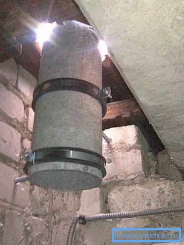 În fotografie - alegeți diametrul corect al țevilor pentru canalele de ventilație. În fotografie - alegeți diametrul corect al țevilor pentru canalele de ventilație.