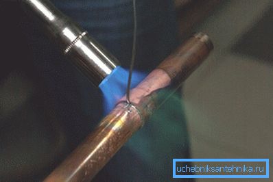 Fotografia prezintă procesul de lipire la temperaturi înalte.