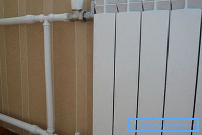 Fotografia prezintă țevi din oțel conectate la radiator.