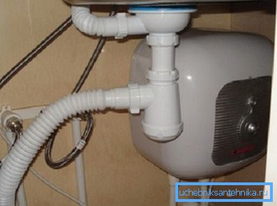 În fotografie este un exemplu de instalare a unui încălzitor compact de apă. În fotografie este un exemplu de instalare a unui încălzitor compact de apă.
